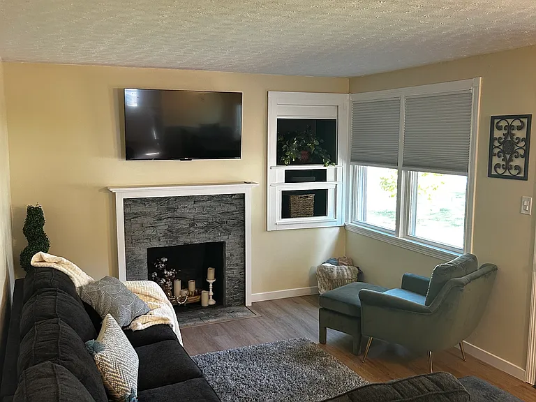 220 Fair St — Photo 2
