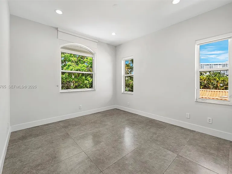552 Palm Dr — Photo 54