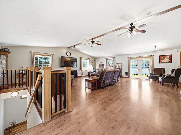 3rd image of 106 Gordon Dr
