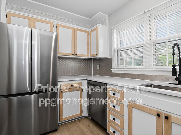 3rd image of 4601 Coronado Dr APT B