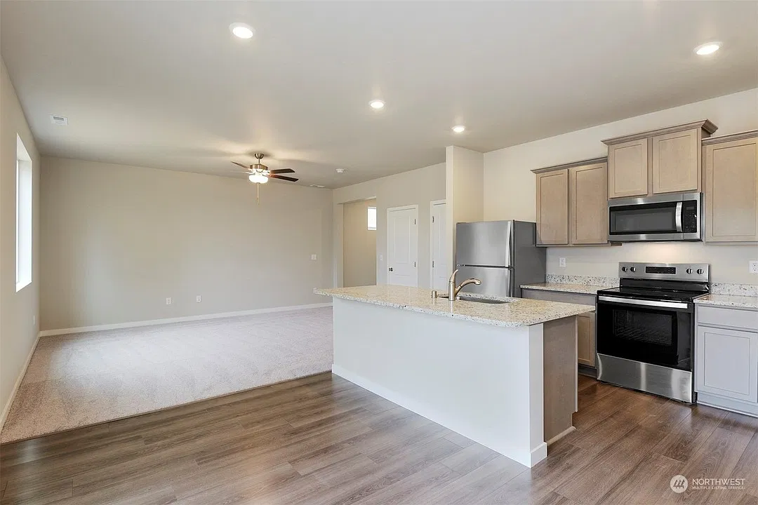 4 bed, 2.5 bath, 1843 sqft, $3,090 — Photo 3