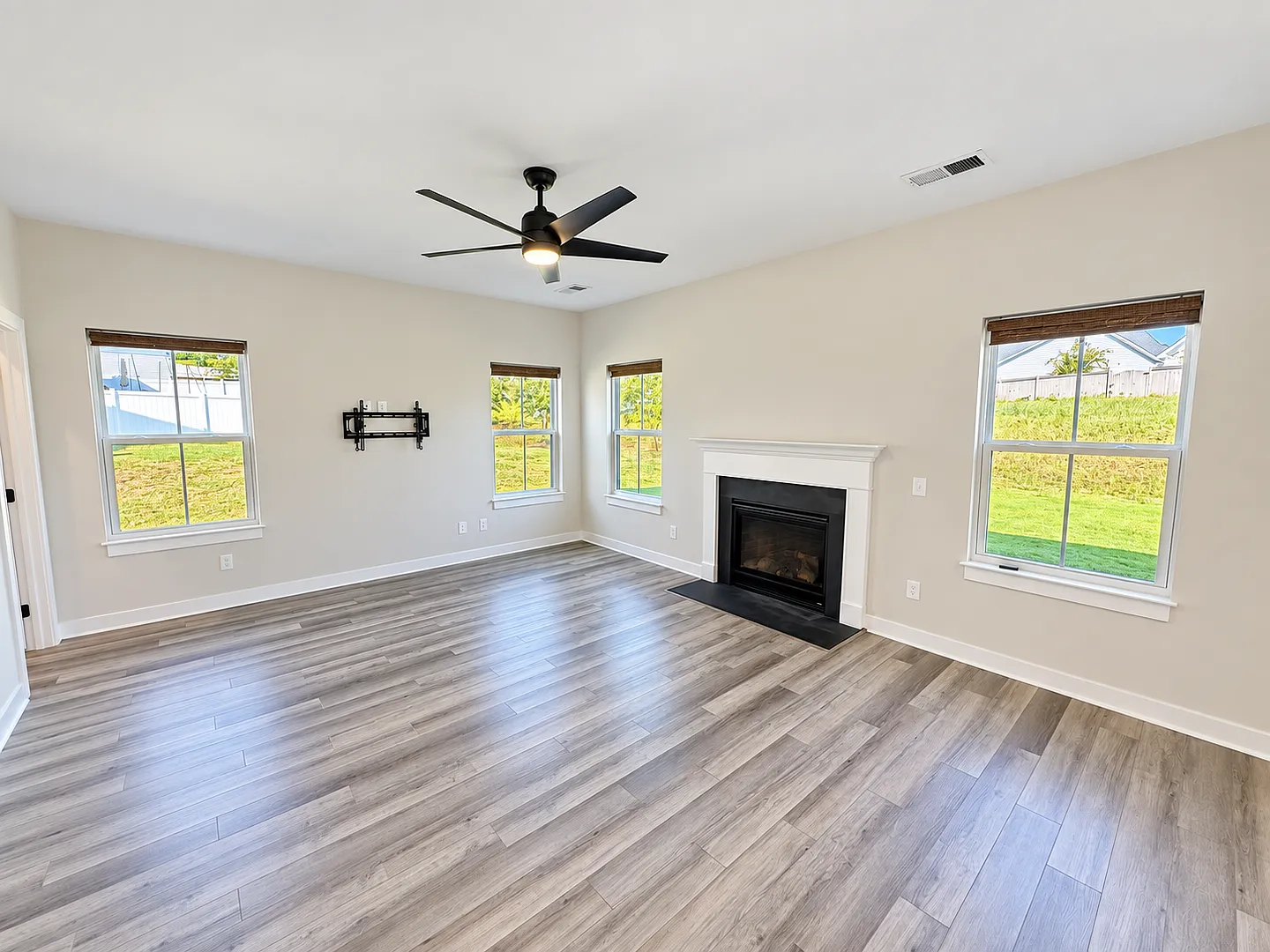 Stylish Living in Riverstone — Photo 4
