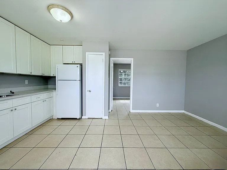 4308 Greenwood Ave — Photo 2