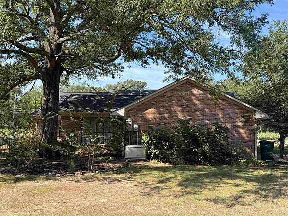3rd image of 901 Robin Rd