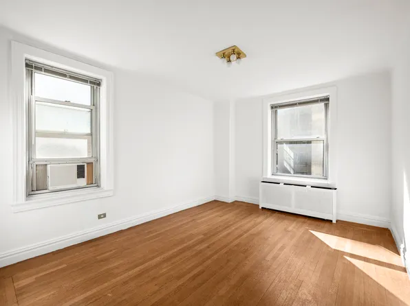 390 Riverside Drive image 4 of 13