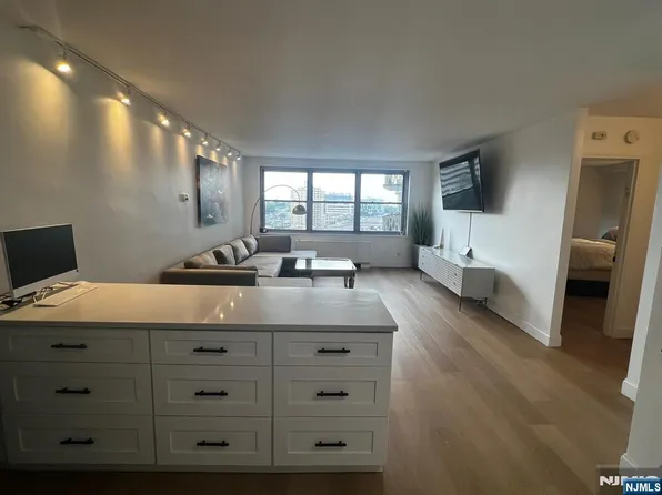 2100 Linwood Ave APT 9P, Fort Lee, NJ 07024