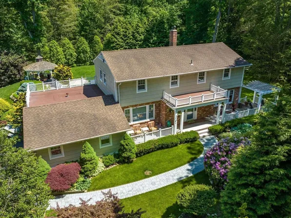 42 Springwood Path, Laurel Hollow, NY 11791