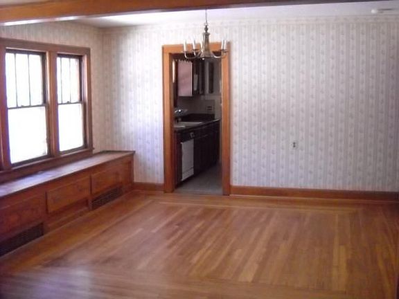 5th image of 2514 Everett Ave
