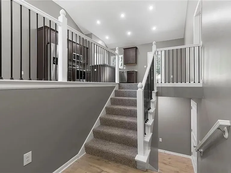 135 Cedar Ct — Photo 3