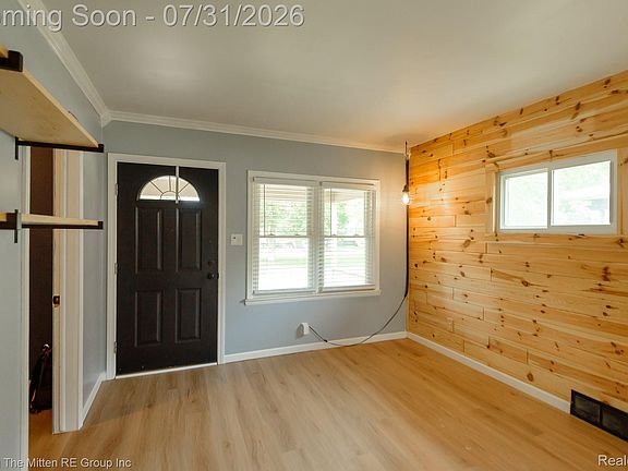 4th image of 567 Superior Blvd