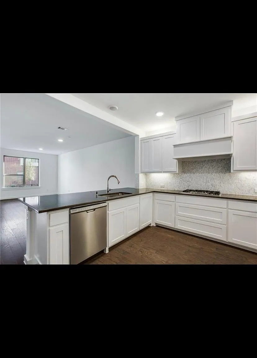 1554 Ludlow St — Photo 2