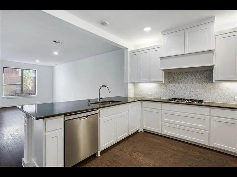 1554 Ludlow St — Photo 2