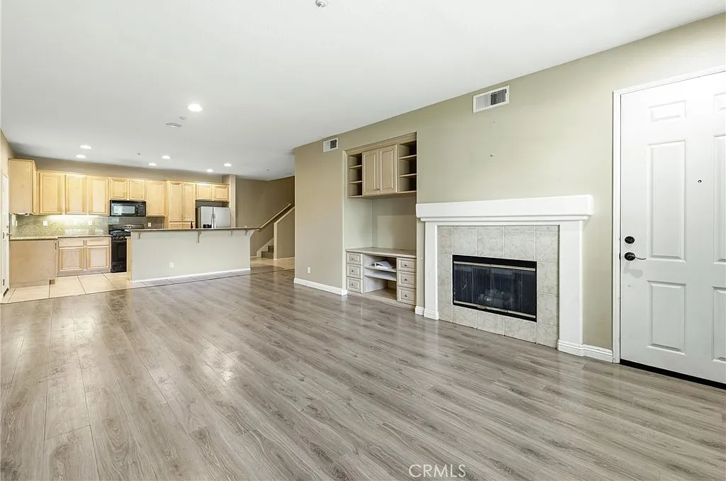 3 bed, 1907 sqft, $4,200 — Photo 4