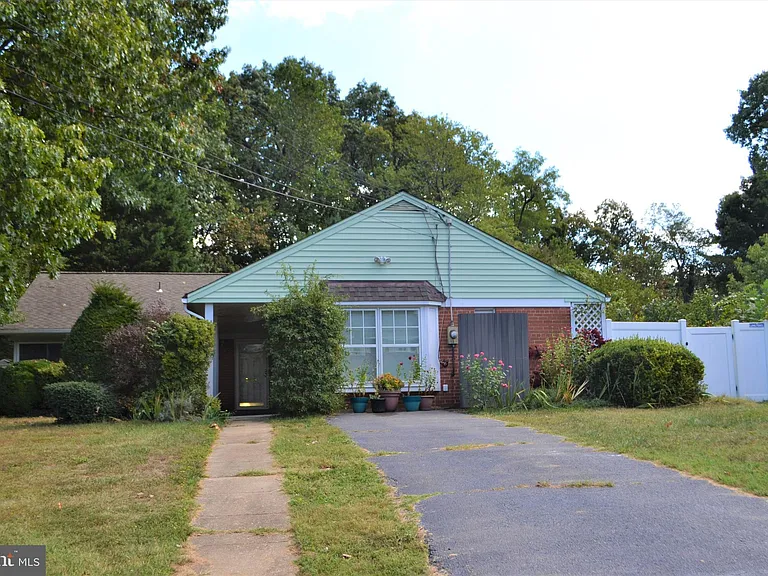 3809 Whispering Ln — Photo 44
