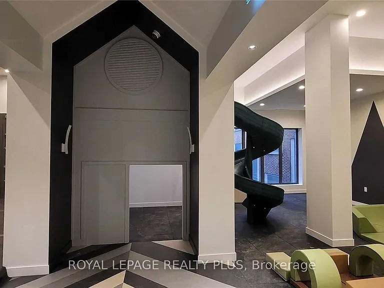 39 Roehampton Ave E #1807 — Photo 11