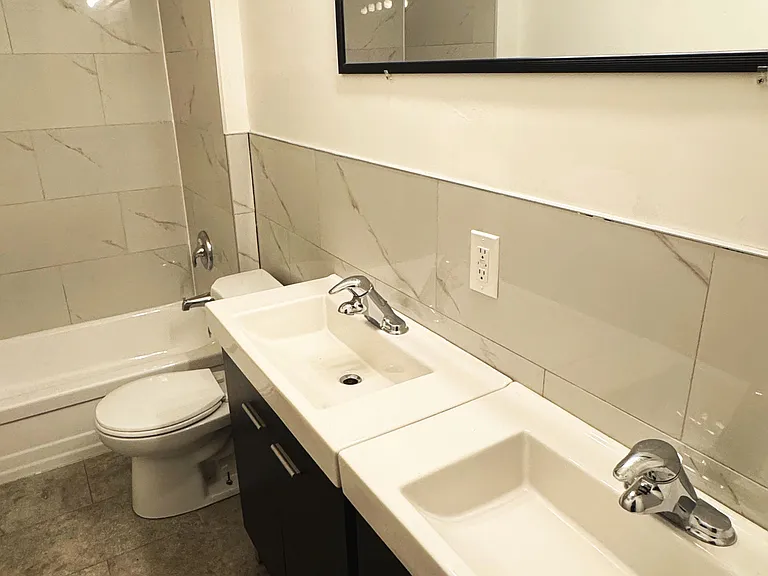383 Lansdowne Ave #MAIN FLOOR — Photo 17