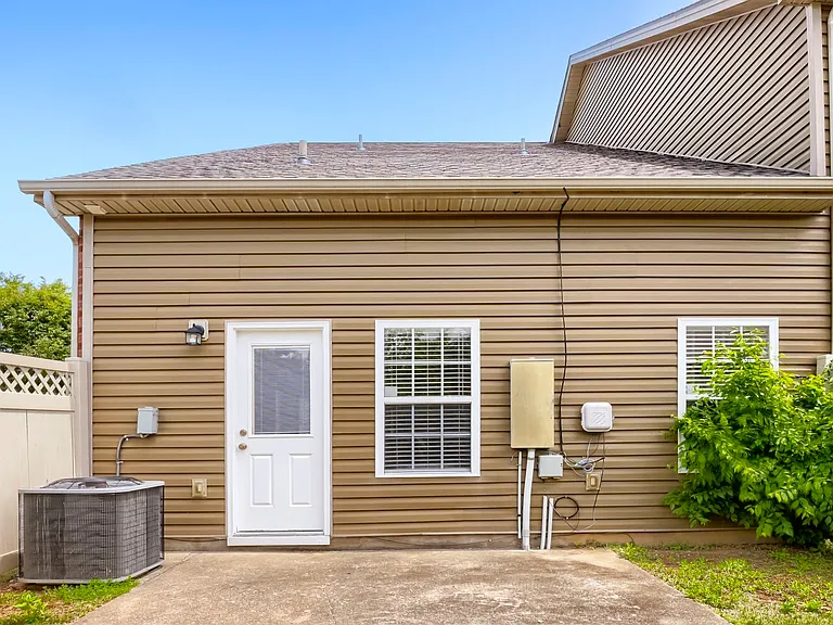 1235 Bainbridge Dr — Photo 14