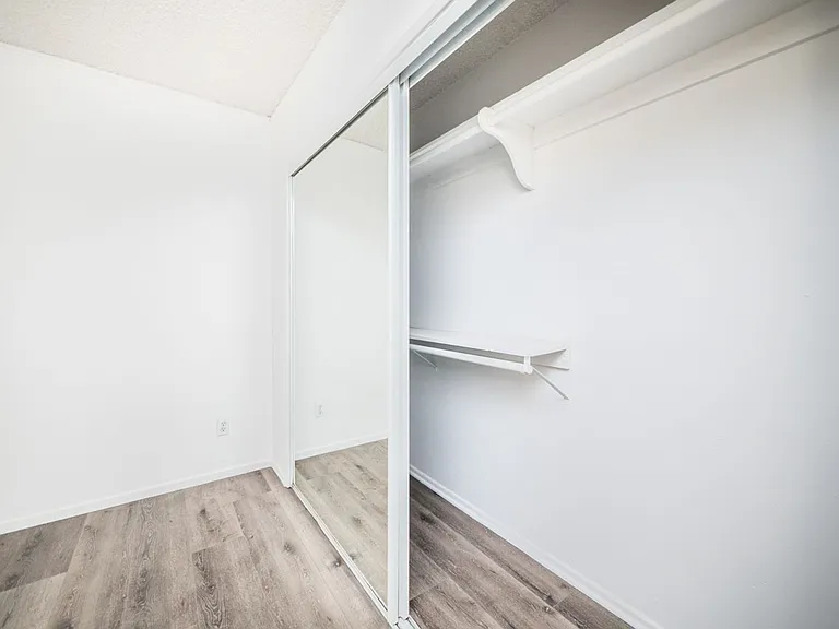 21736 Roscoe Blvd — Photo 33
