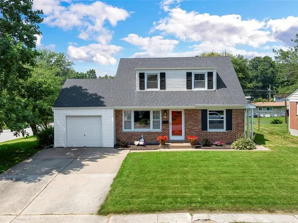 15 Blackberry Dr, Saint Charles, MO 63301