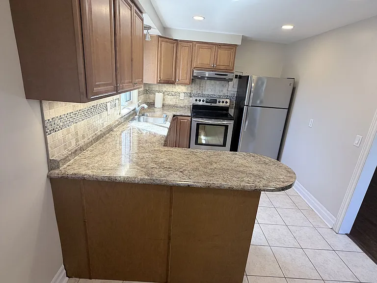 287 Lakeshore Rd E #1 — Photo 3