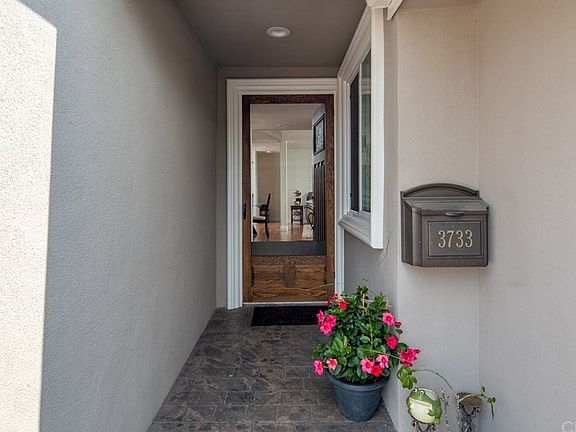 3rd image of 3733 Sandgate Dr