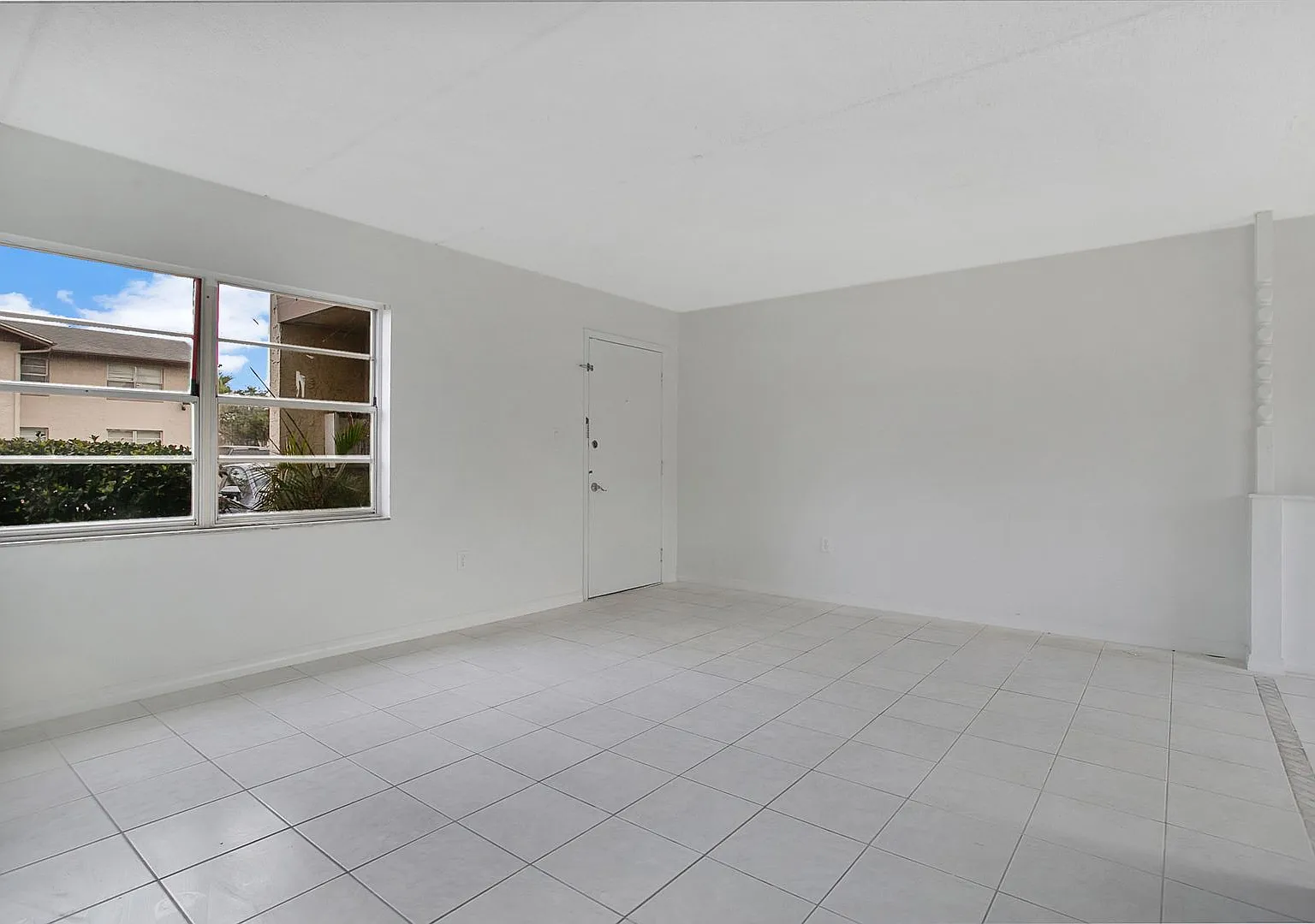 2 BR / 1 BA Condo In Commodore Place — Photo 4