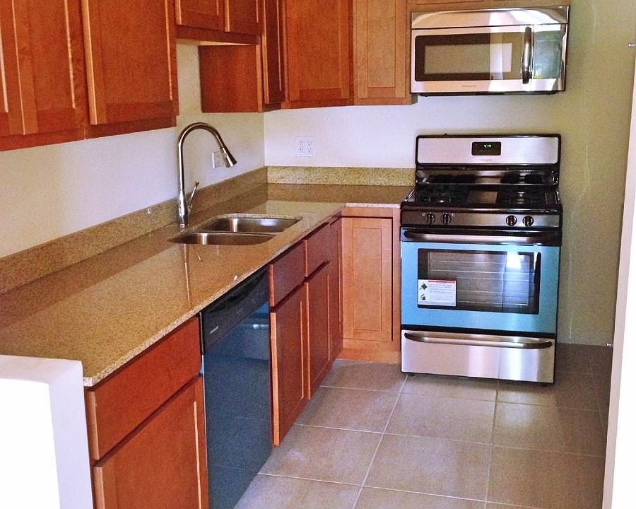 Kitchen w/ Stainless, Granite, DW & Microwave