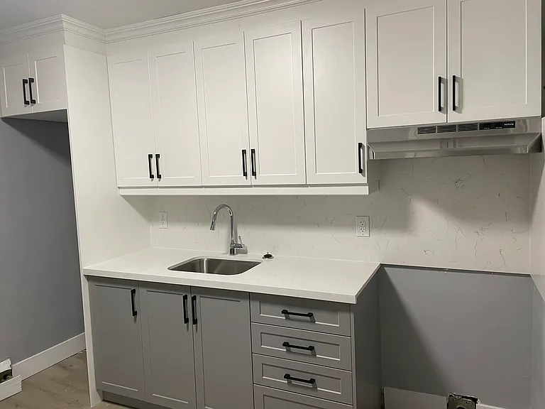 172 King Edward Ave — Photo 2