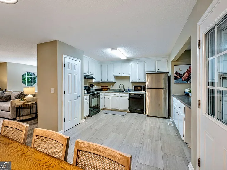 221 Remington Ln — Photo 5