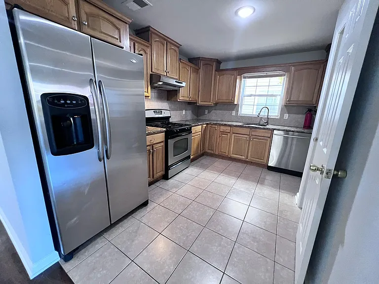 629 Roosevelt Ave #FF — Photo 6