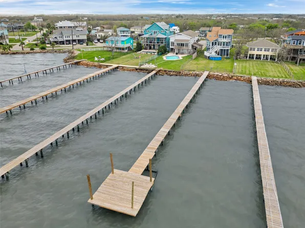 1547 John St, San Leon, TX 77539