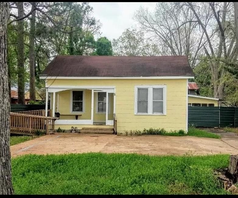 1430 Enterprise Road,3 bed/2 bath, Hardwood floors, covered patio, bonus room, huge back yard. NO PETS.