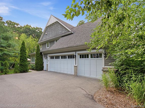 3rd image of 7655 Maple Ridge Ct