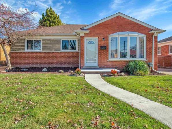 31112 W Angeline Ct, Saint Clair Shores, MI 48082