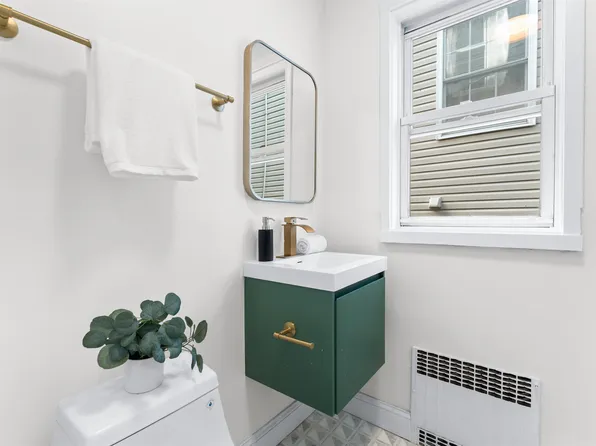 114 Oak Street image 12 of 41