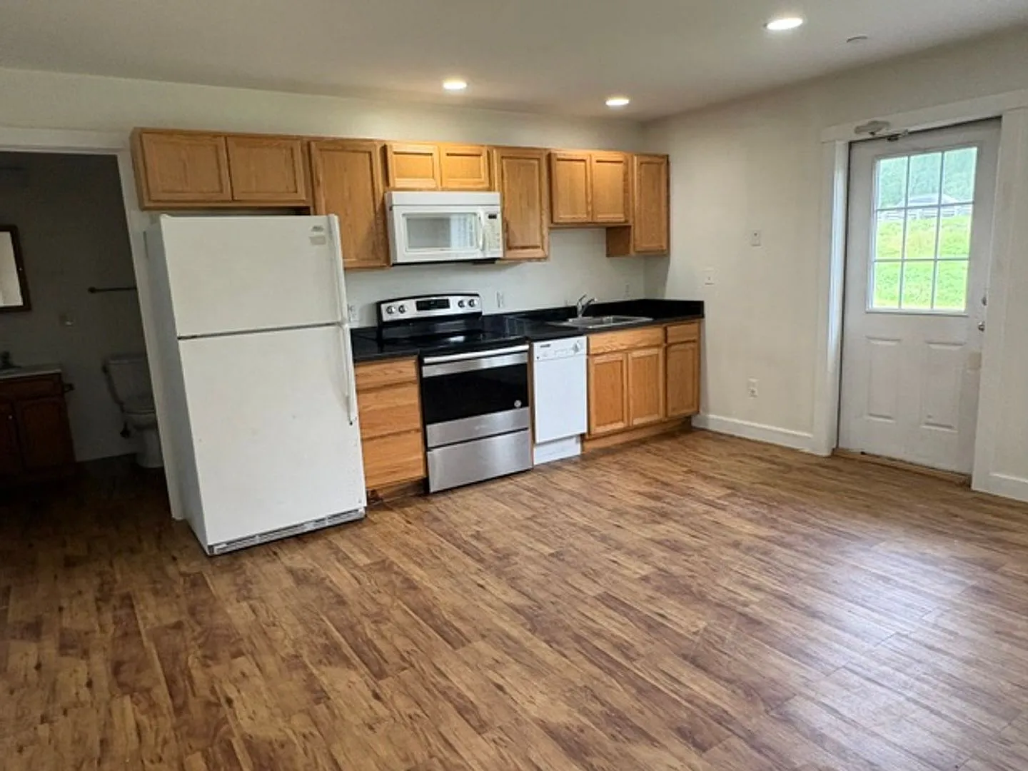 Cute 3-4 Bedroom Apartment in Keene NH! — Photo 2