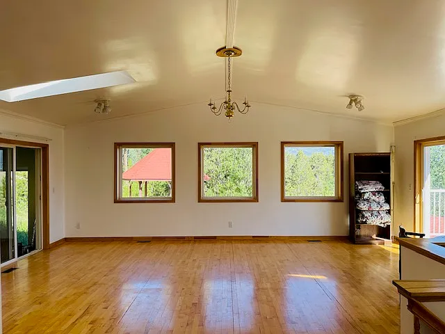 8 Valley View Dr — Photo 3