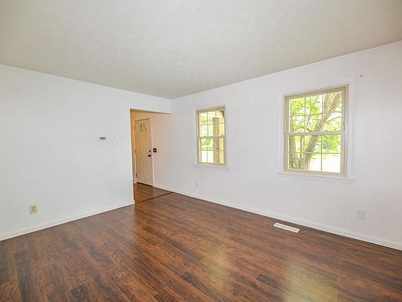5th image of 210 Martha Ln