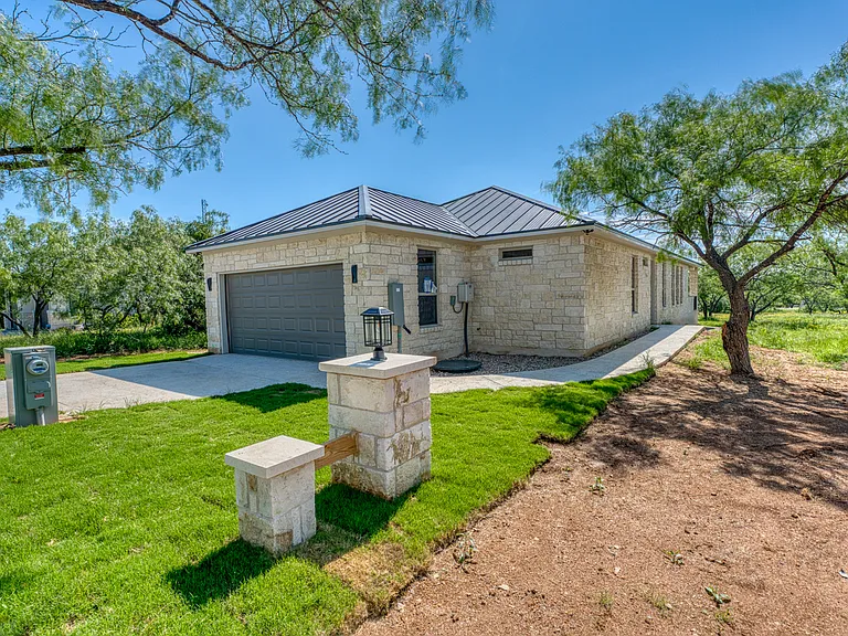 3217 Douglas Dr — Photo 1