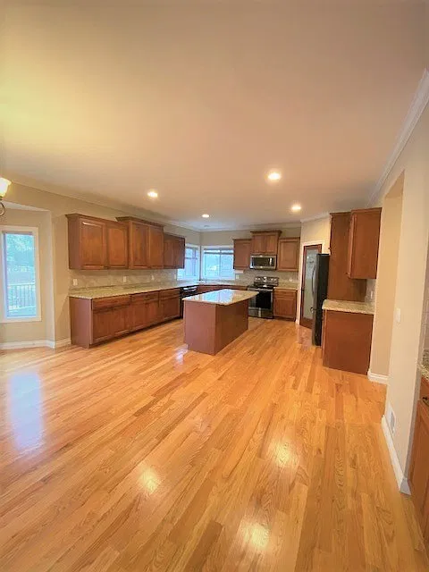 4 bed, 2.5 bath, 3211 sqft, $4,000 — Photo 2