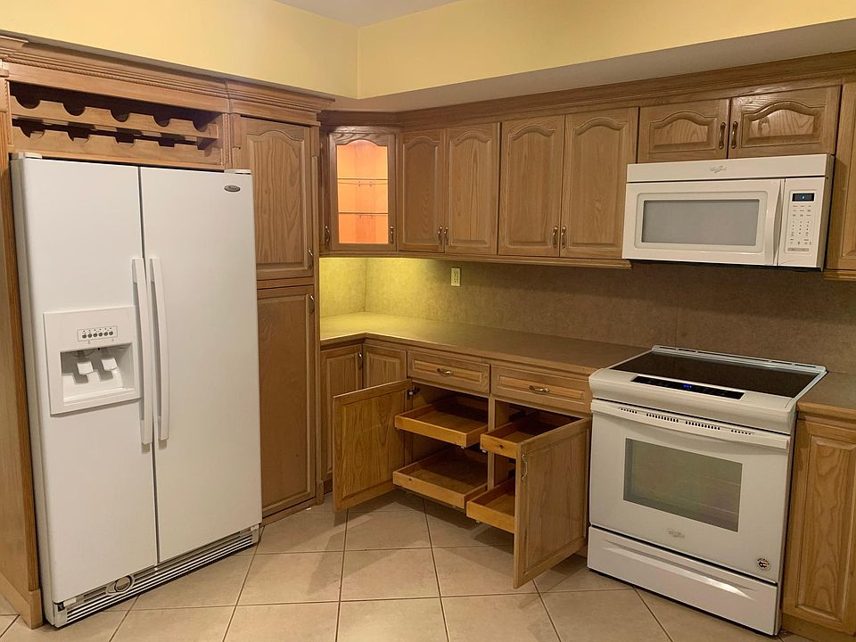 Open kitchen pantry, sliding shelves ki