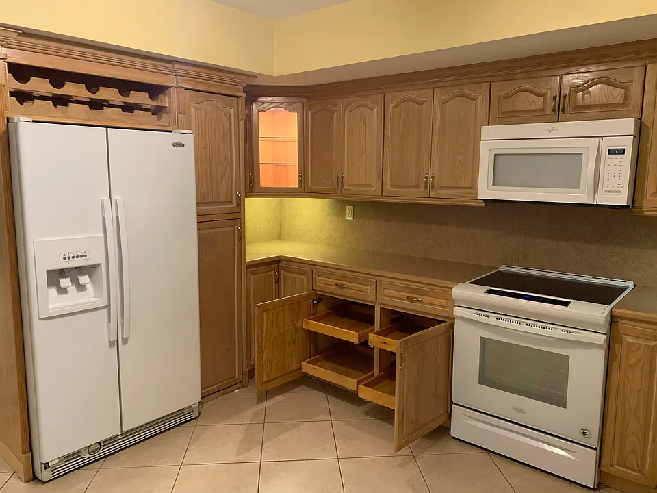 Open kitchen pantry, sliding shelves ki