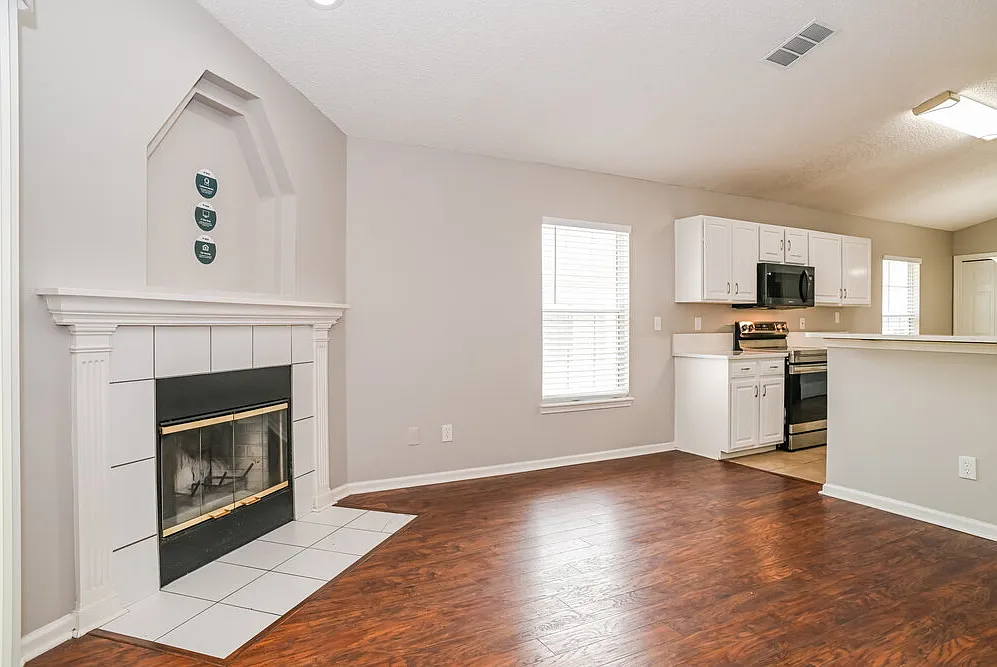 3 bed, 2.0 bath, 1672 sqft, $2,060 — Photo 4