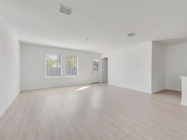 2037 Derby Ln — Photo 12