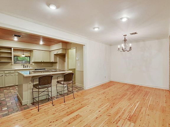 4th image of 201 Chalet Dr