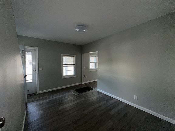 4th image of 8 1/2 Valentine Ave
