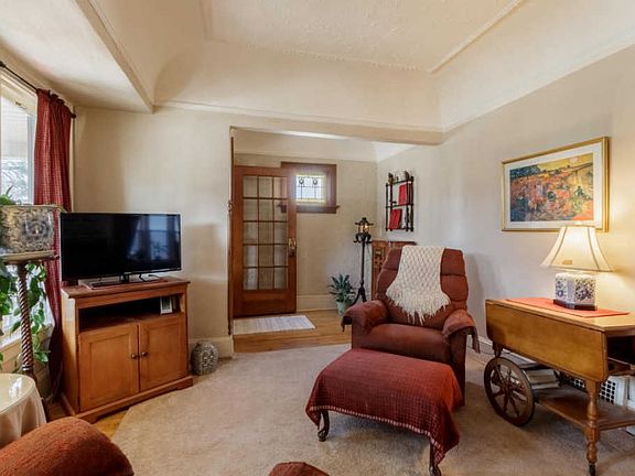 3rd image of 1900 E Kenmore Pl