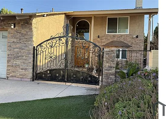 933 S Susan St — Photo 2