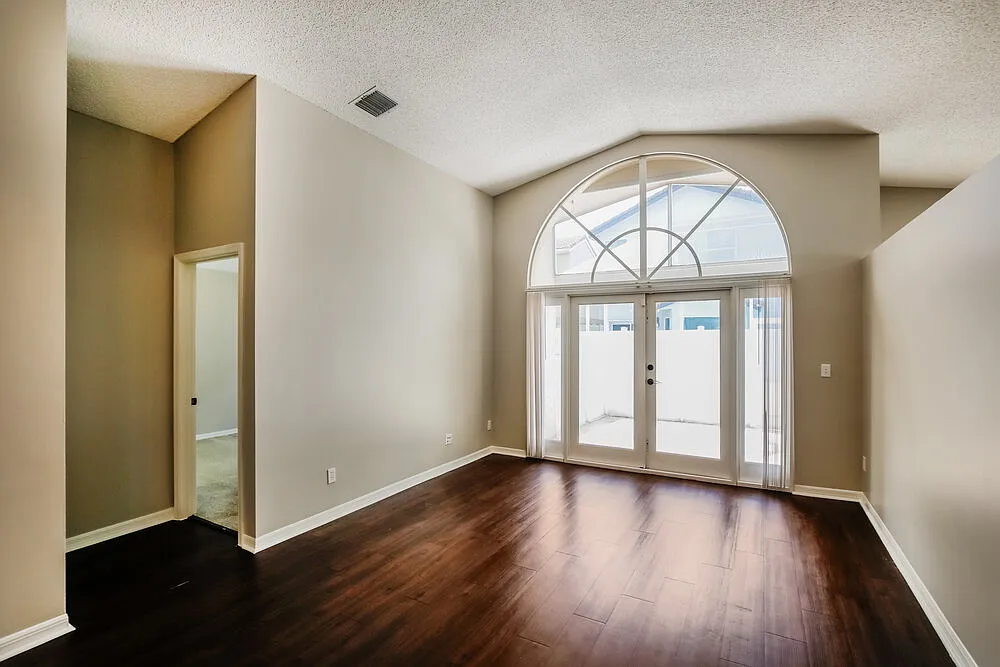 3 bed, 2.0 bath, 1693 sqft, $3,310 — Photo 3