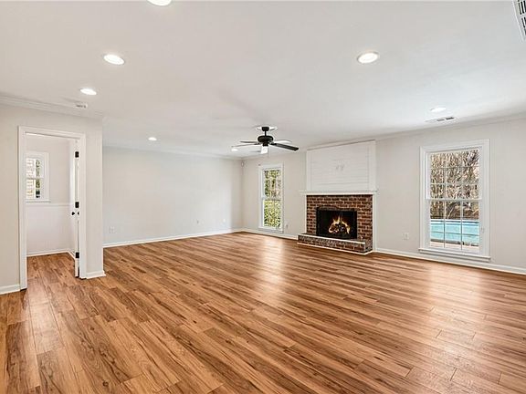 3rd image of 1905 Kemp Rd